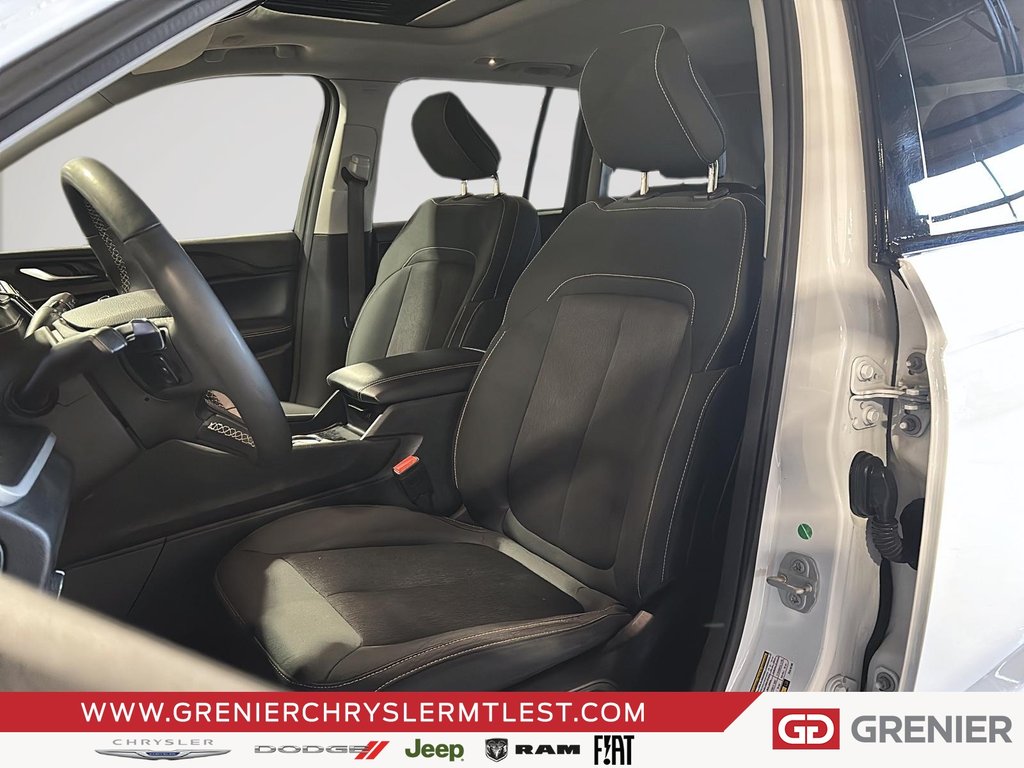 2023 Jeep Grand Cherokee LAREDO + 4X4 + TOIT OUVRANT in Pointe-Aux-Trembles, Quebec - 7 - w1024h768px