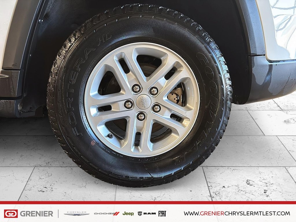 2023 Jeep Grand Cherokee LAREDO + 4X4 + TOIT OUVRANT in Pointe-Aux-Trembles, Quebec - 6 - w1024h768px