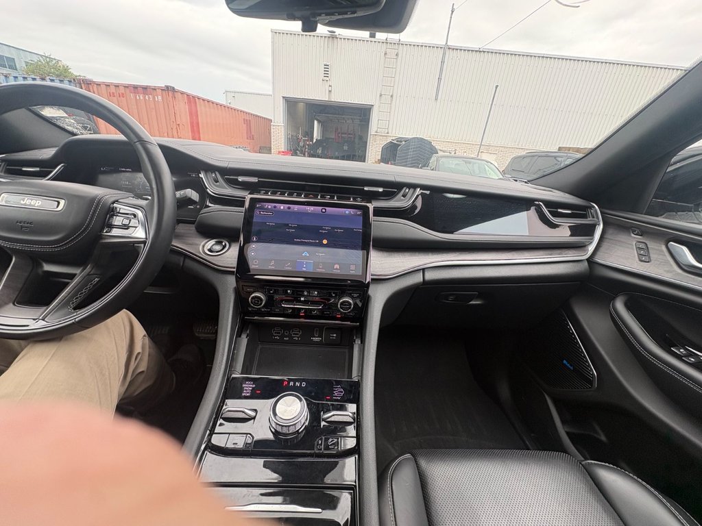 2023 Jeep Grand Cherokee Overland in Pointe-Aux-Trembles, Quebec - 8 - w1024h768px
