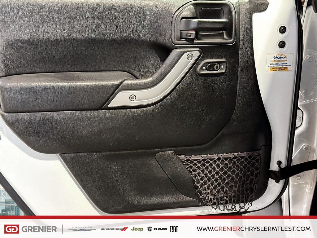 Jeep Wrangler UNLIMITED SAHARA + 4X4 + V6 3.6L 2017 à Pointe-Aux-Trembles, Québec - 9 - w1024h768px