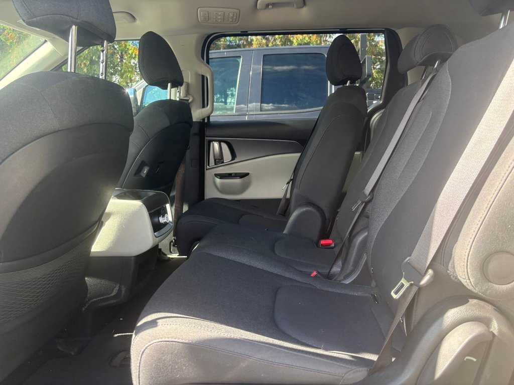 2023 Kia Carnival LX in Pointe-Aux-Trembles, Quebec - 9 - w1024h768px