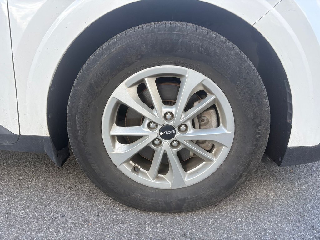 2023 Kia Carnival LX in Pointe-Aux-Trembles, Quebec - 7 - w1024h768px