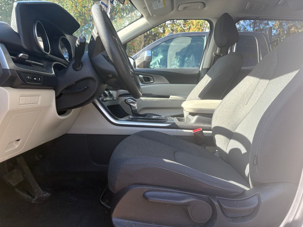 2023 Kia Carnival LX in Pointe-Aux-Trembles, Quebec - 8 - w1024h768px