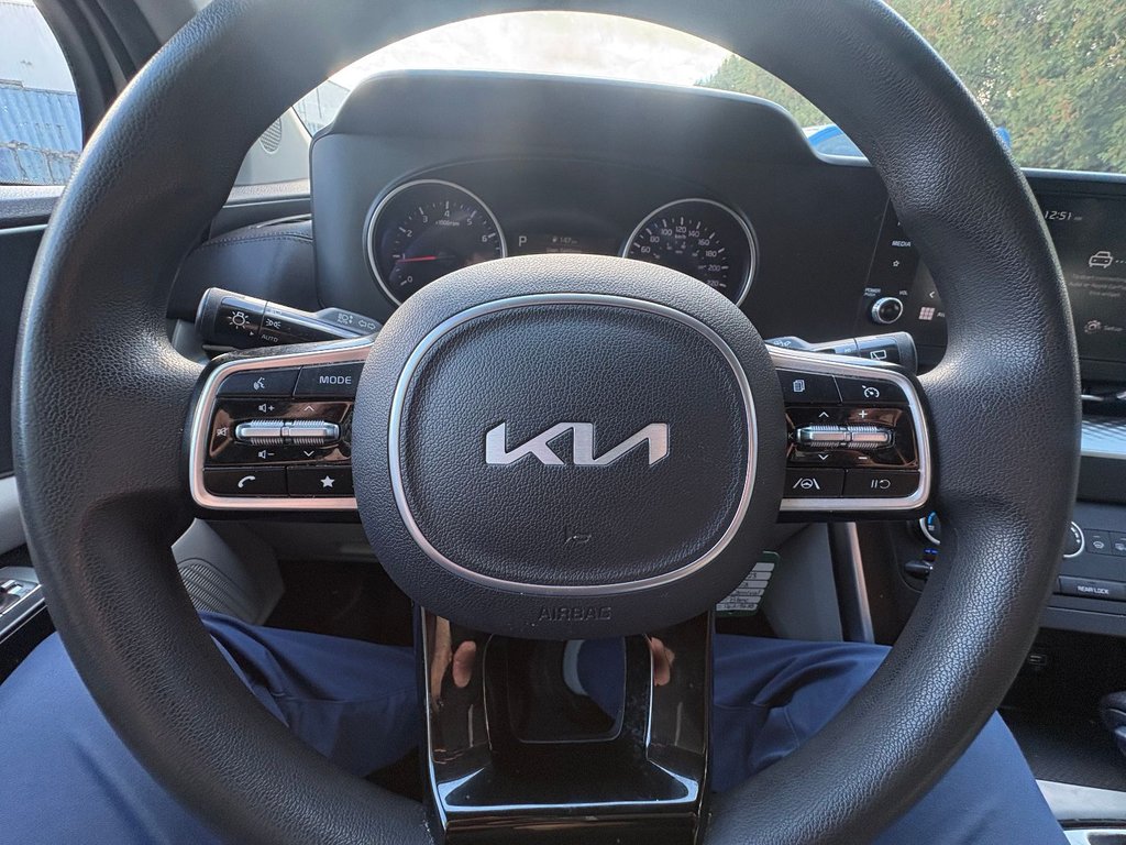 2023 Kia Carnival LX in Pointe-Aux-Trembles, Quebec - 11 - w1024h768px