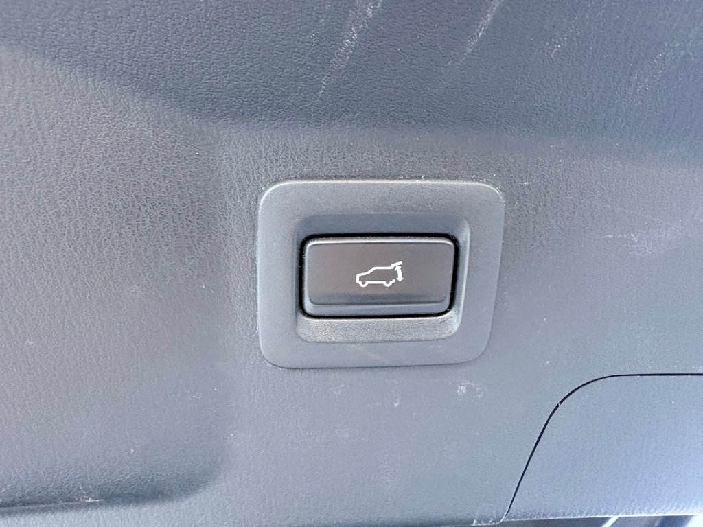 2023 Mazda CX-9 in Pointe-Aux-Trembles, Quebec - 11 - w1024h768px
