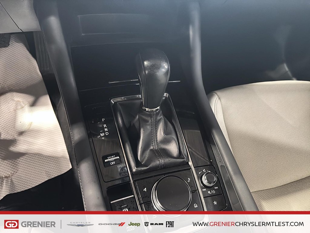 2019 Mazda Mazda3 GT + AWD + AUTOMATIQUE + TOIT OUVRANT in Pointe-Aux-Trembles, Quebec - 13 - w1024h768px