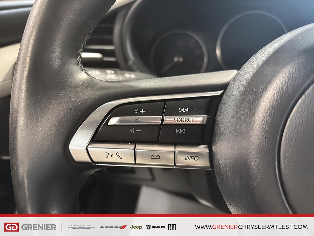 2019 Mazda Mazda3 GT + AWD + AUTOMATIQUE + TOIT OUVRANT in Pointe-Aux-Trembles, Quebec - 11 - w1024h768px