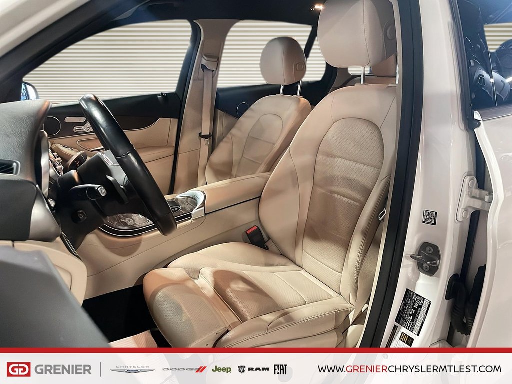 2020 Mercedes-Benz GLC GLC 300 + AWD + CUIR + CARPLAY in Pointe-Aux-Trembles, Quebec - 7 - w1024h768px