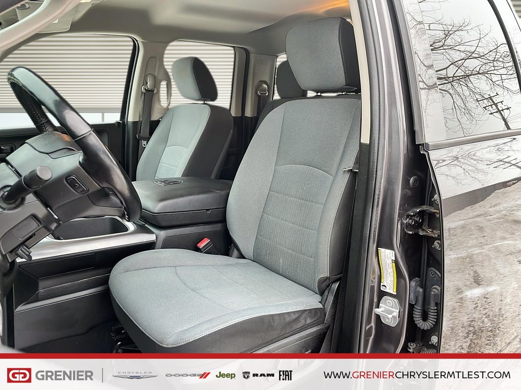 2021 Ram 1500 Classic EXPRESS + 4X4 + QUAD CAB + NIGHT EDITION in Pointe-Aux-Trembles, Quebec - 8 - w1024h768px