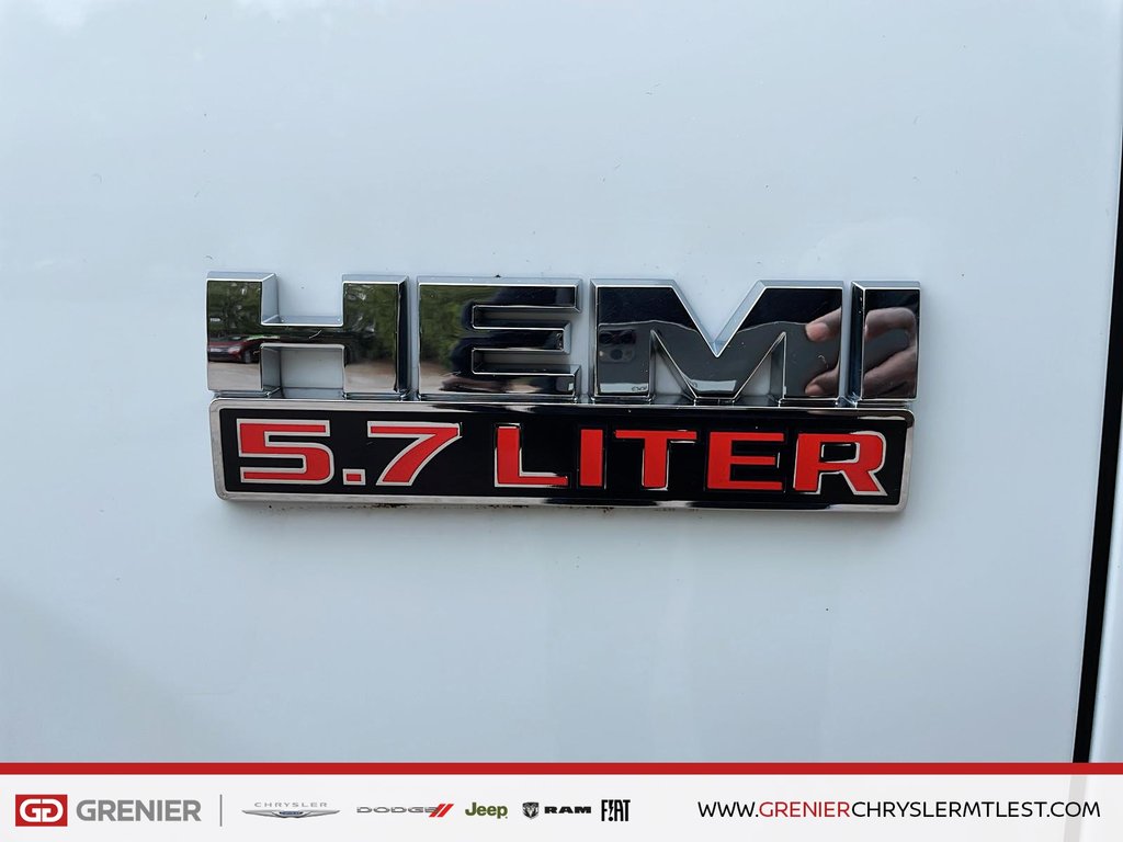 2022 Ram 1500 Classic SLT + 4X4 + CREW CAB + V8 in Pointe-Aux-Trembles, Quebec - 9 - w1024h768px