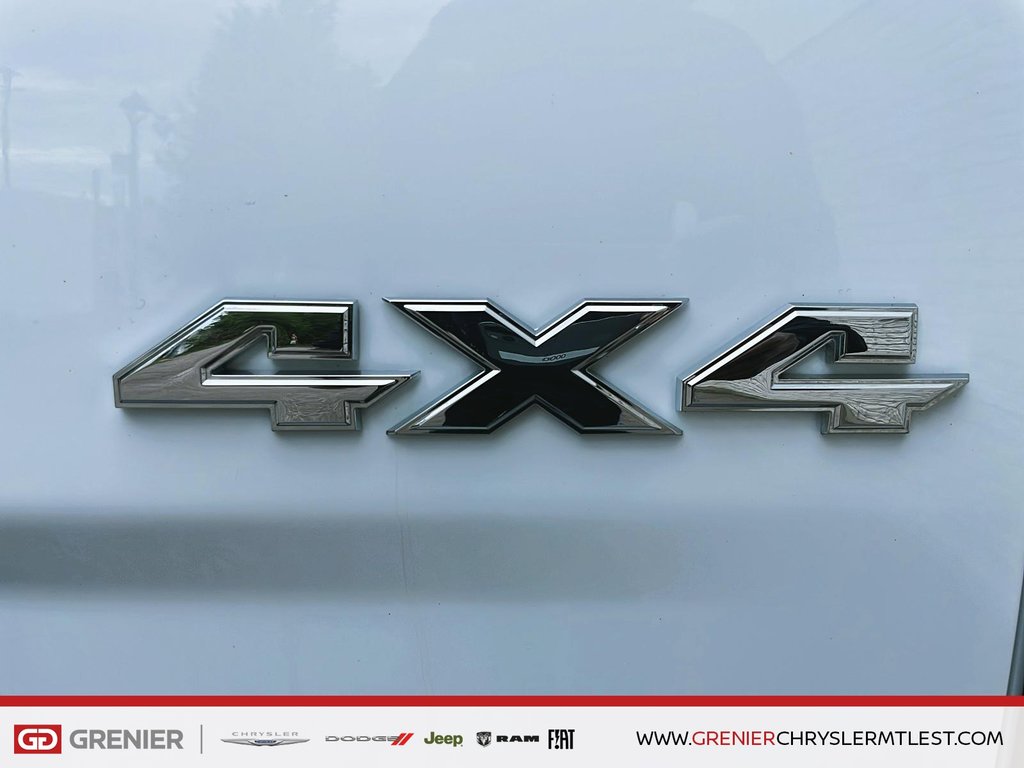 2022 Ram 1500 Classic SLT + 4X4 + CREW CAB + V8 in Pointe-Aux-Trembles, Quebec - 4 - w1024h768px