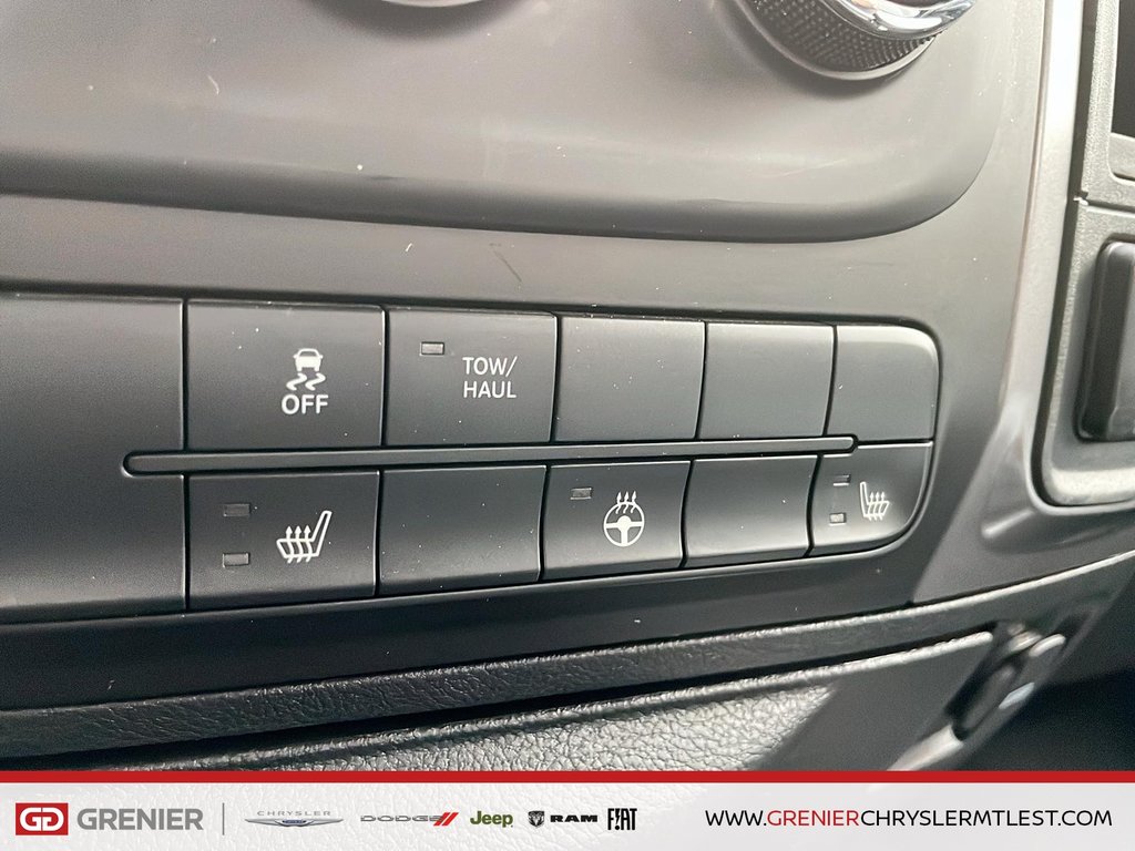 2022 Ram 1500 Classic SLT + 4X4 + CREW CAB + V8 in Pointe-Aux-Trembles, Quebec - 13 - w1024h768px