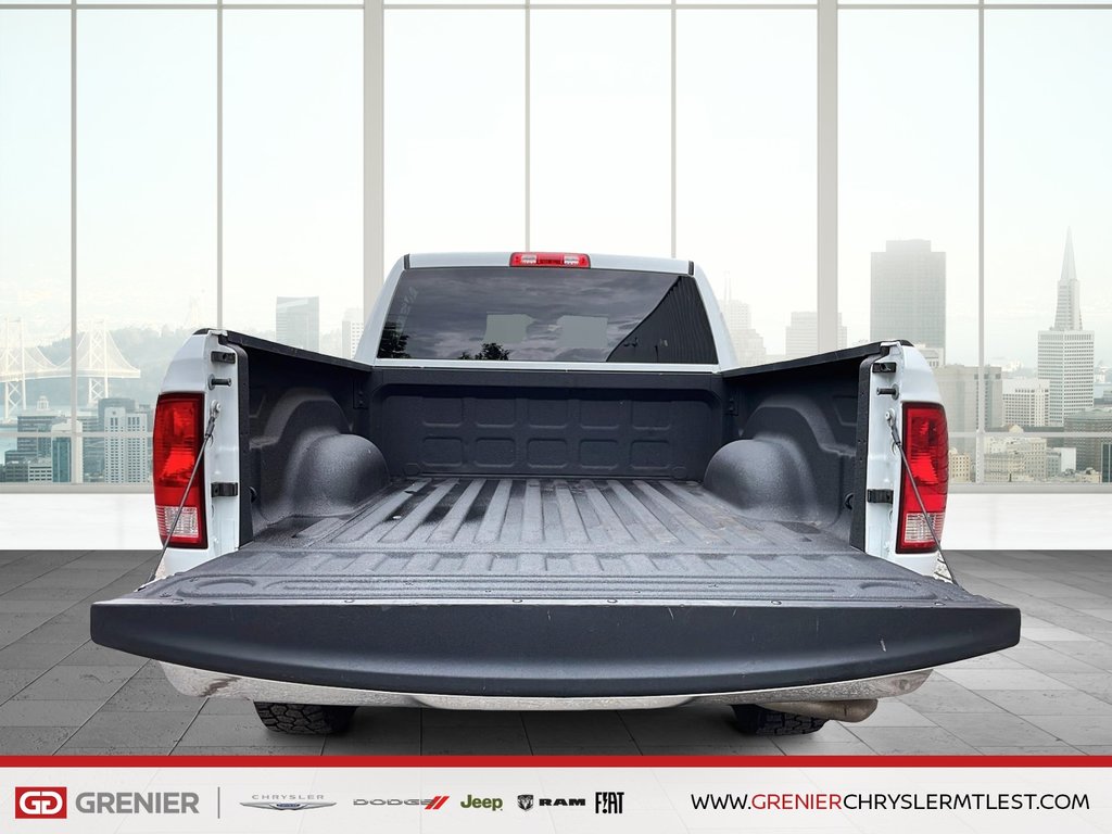 2022 Ram 1500 Classic SLT + 4X4 + CREW CAB + V8 in Pointe-Aux-Trembles, Quebec - 23 - w1024h768px
