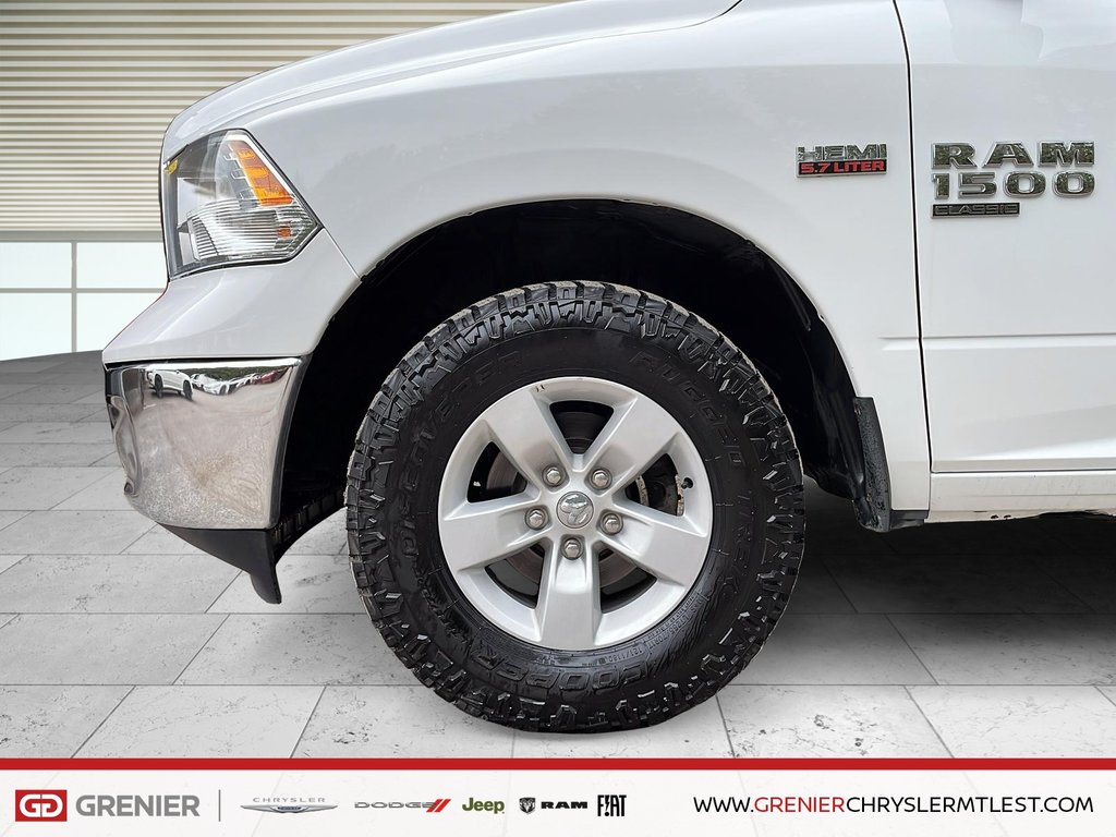 2022 Ram 1500 Classic SLT + 4X4 + CREW CAB + V8 in Pointe-Aux-Trembles, Quebec - 10 - w1024h768px