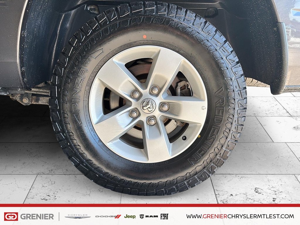 2023 Ram 1500 Classic SLT + 4X4 + CREW CAB + V6 3.6L in Pointe-Aux-Trembles, Quebec - 6 - w1024h768px