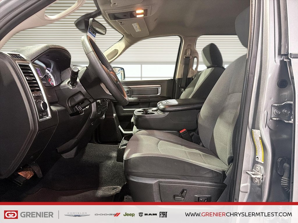 2023 Ram 1500 Classic SLT + 4X4 + CREW CAB + V6 3.6L + in Pointe-Aux-Trembles, Quebec - 8 - w1024h768px
