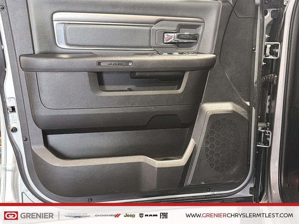 2023 Ram 1500 Classic SLT + 4X4 + CREW CAB + V6 3.6L + in Pointe-Aux-Trembles, Quebec - 10 - w1024h768px