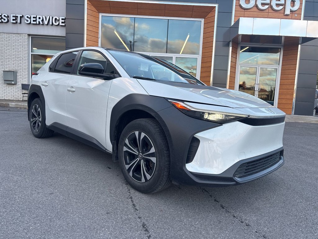 Toyota bZ4X XLE AWD 2023 à Pointe-Aux-Trembles, Québec - 5 - w1024h768px