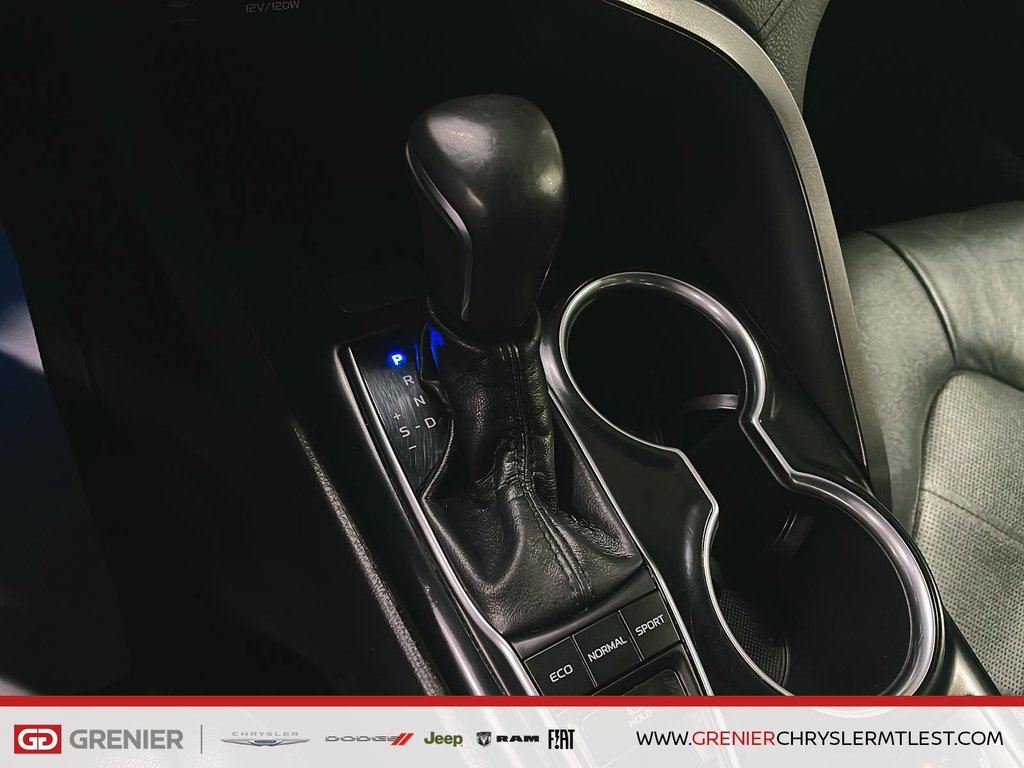 Toyota Camry XLE + TOIT OUVRANT PANO + CARPLAY 2018 à Pointe-Aux-Trembles, Québec - 11 - w1024h768px