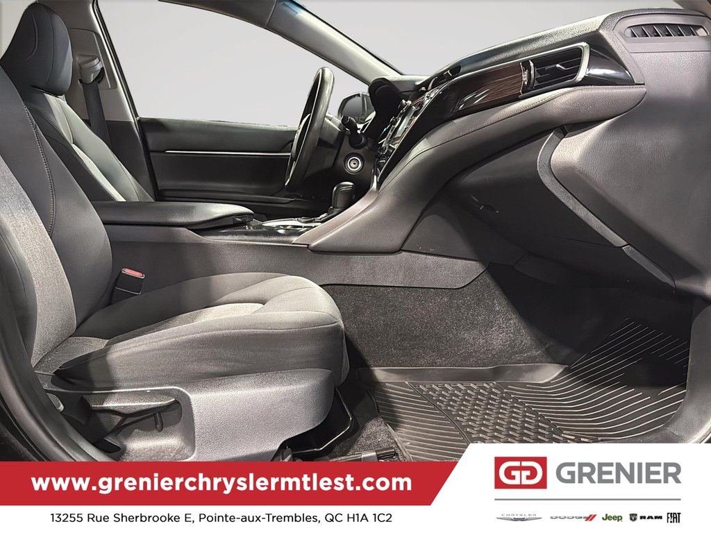 2018 Toyota Camry LE in Pointe-Aux-Trembles, Quebec - 17 - w1024h768px