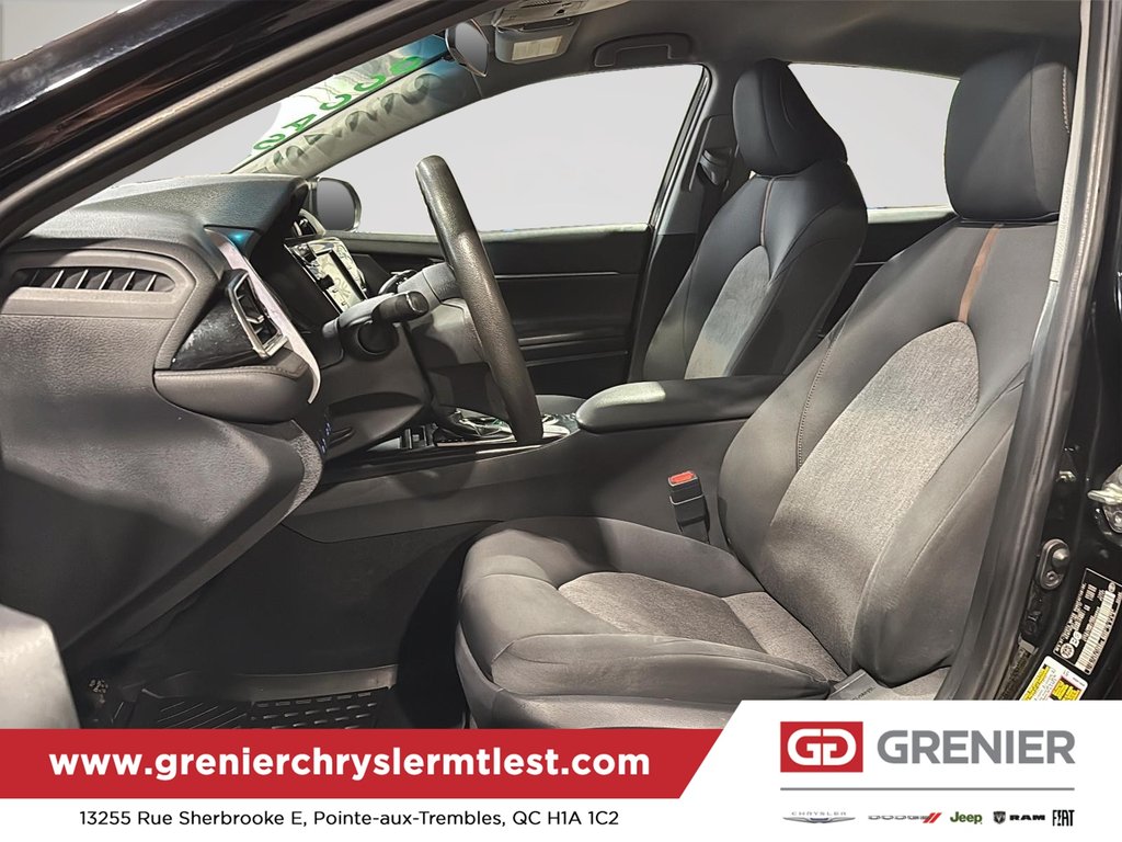2018 Toyota Camry LE in Pointe-Aux-Trembles, Quebec - 18 - w1024h768px