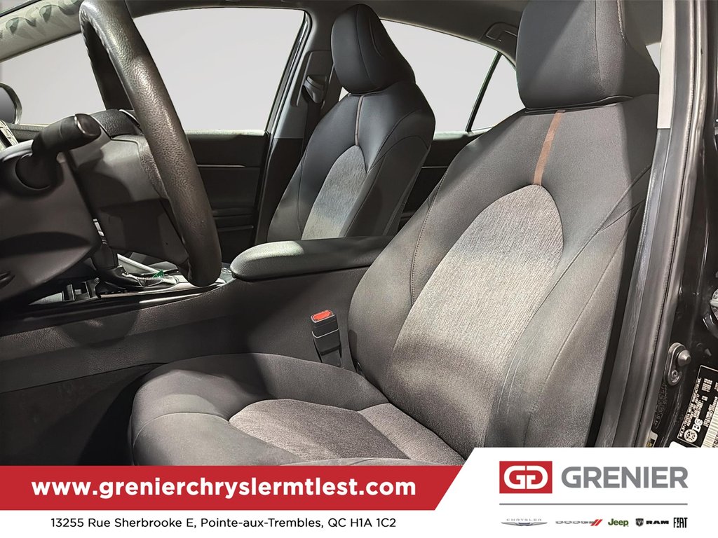 2018 Toyota Camry LE in Pointe-Aux-Trembles, Quebec - 20 - w1024h768px