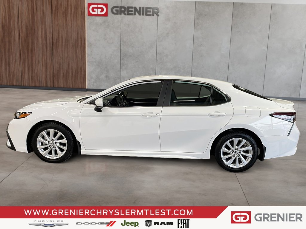 2023 Toyota Camry SE + CUIR + CARPLAY in Pointe-Aux-Trembles, Quebec - 5 - w1024h768px