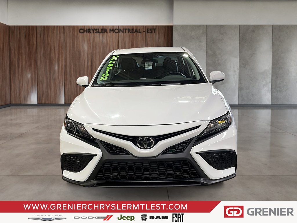 2023 Toyota Camry SE + CUIR + CARPLAY in Pointe-Aux-Trembles, Quebec - 2 - w1024h768px