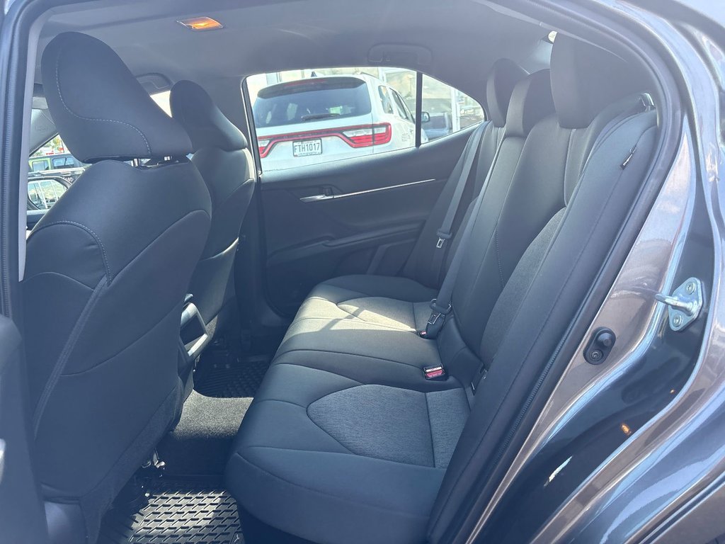 Toyota Camry Hybrid LE 2023 à Pointe-Aux-Trembles, Québec - 17 - w1024h768px