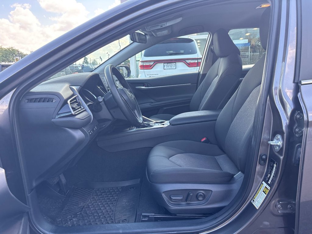 Toyota Camry Hybrid LE 2023 à Pointe-Aux-Trembles, Québec - 16 - w1024h768px