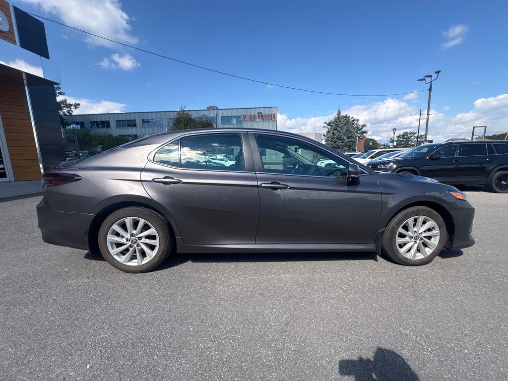 Toyota Camry Hybrid LE 2023 à Pointe-Aux-Trembles, Québec - 7 - w1024h768px