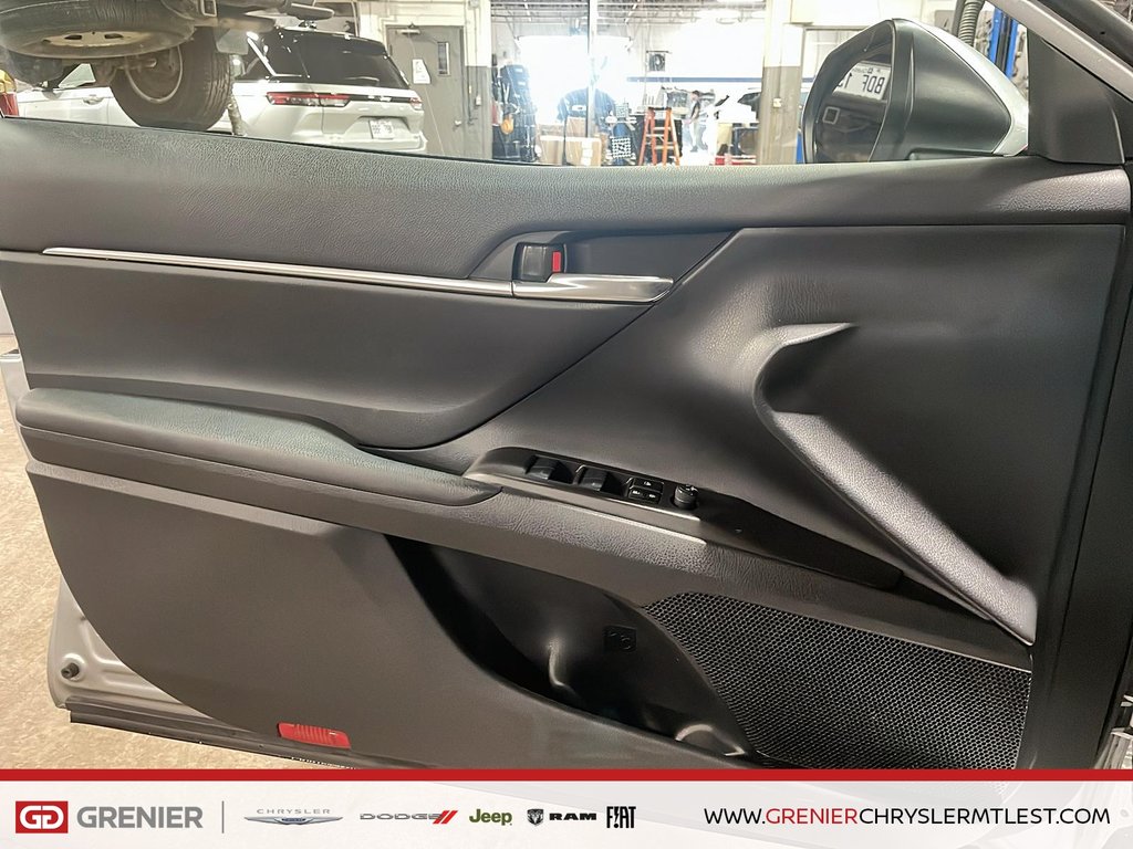 2024 Toyota Camry SE + CUIR + CARPLAY in Pointe-Aux-Trembles, Quebec - 11 - w1024h768px