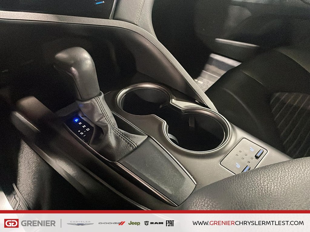 2024 Toyota Camry SE + CUIR + CARPLAY in Pointe-Aux-Trembles, Quebec - 11 - w1024h768px