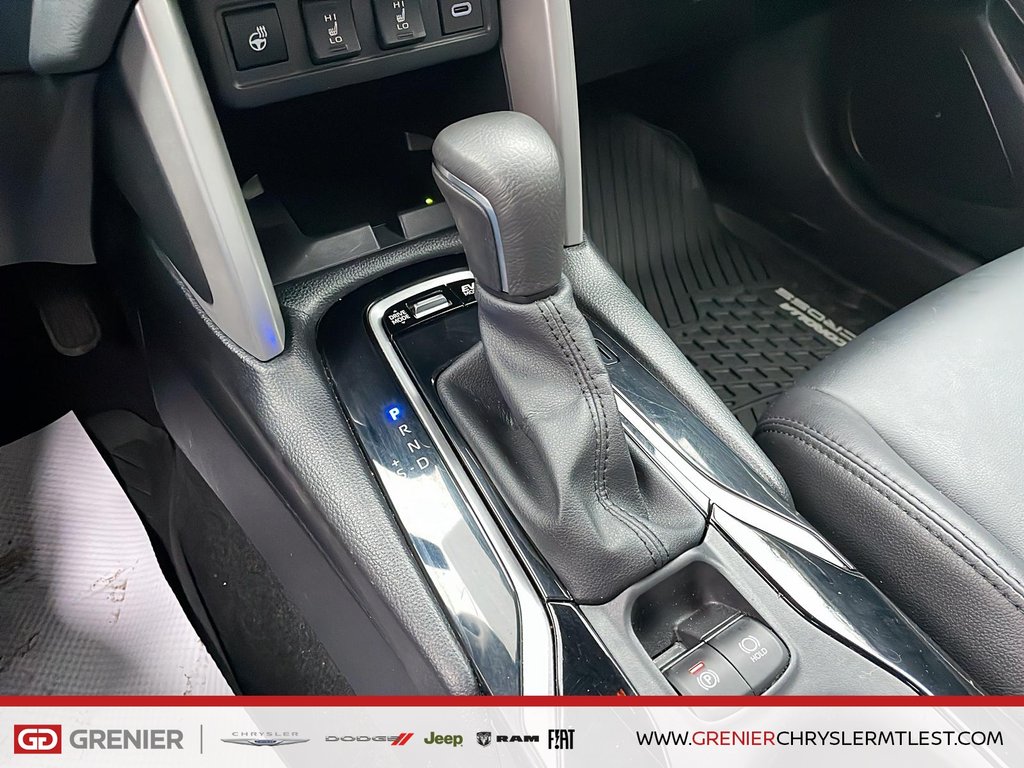 2024 Toyota Corolla Cross XSE HYBRIDE + AWD + TOIT OUVRANT in Pointe-Aux-Trembles, Quebec - 10 - w1024h768px