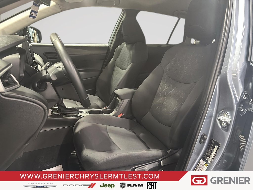Toyota Corolla Cross LE + AWD + SIEGES ET VOLANT CHAUFFANTS 2025 à Pointe-Aux-Trembles, Québec - 7 - w1024h768px