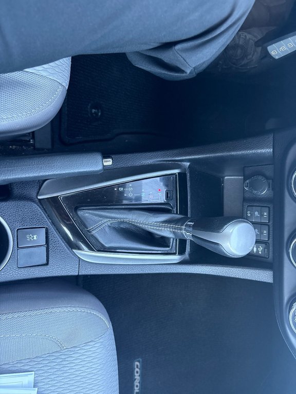 2016 Toyota Corolla in Pointe-Aux-Trembles, Quebec - 23 - w1024h768px