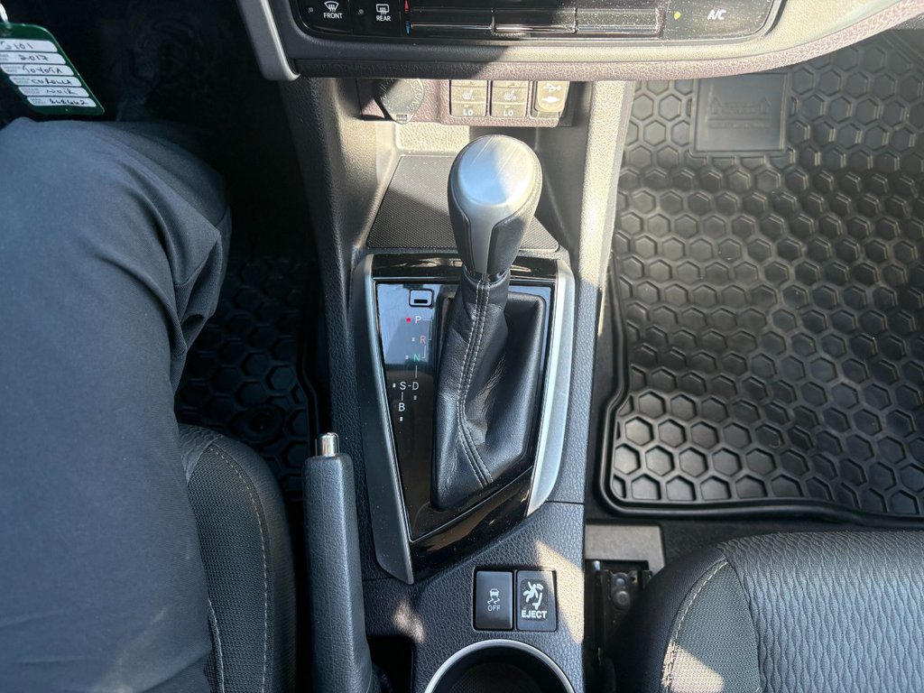 2017 Toyota Corolla in Pointe-Aux-Trembles, Quebec - 18 - w1024h768px