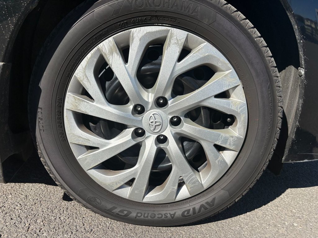 2017 Toyota Corolla in Pointe-Aux-Trembles, Quebec - 10 - w1024h768px