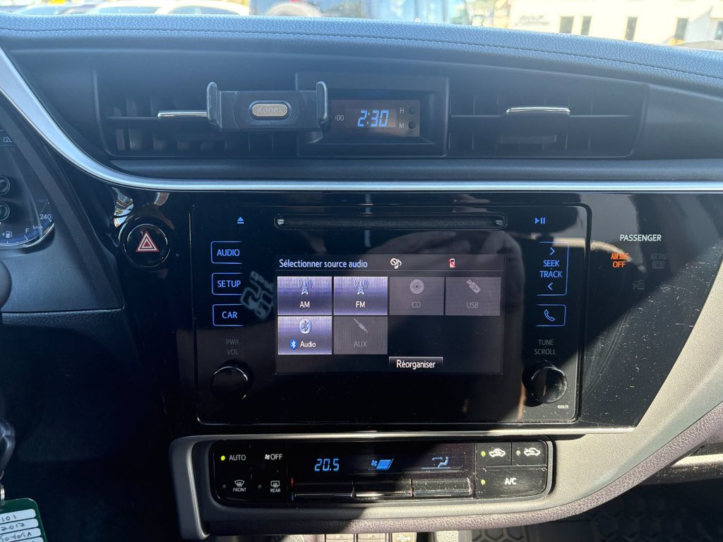 2017 Toyota Corolla in Pointe-Aux-Trembles, Quebec - 17 - w1024h768px