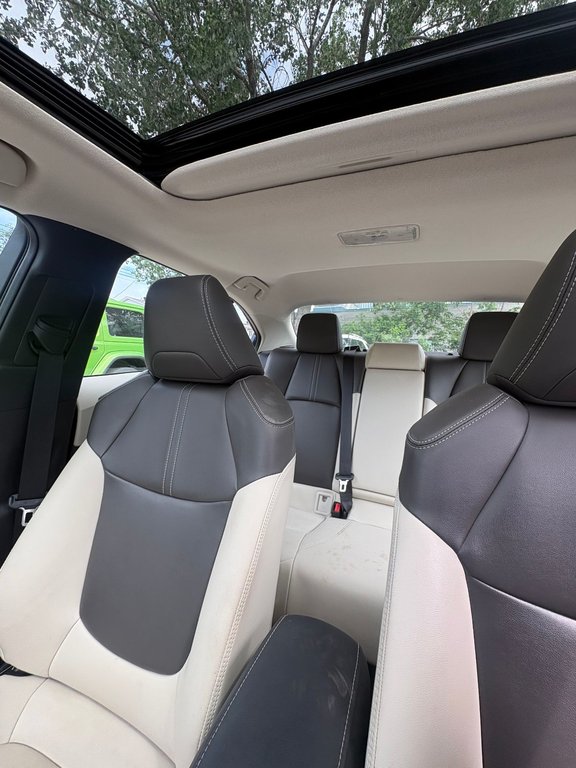 2022 Toyota Corolla XLE in Pointe-Aux-Trembles, Quebec - 8 - w1024h768px