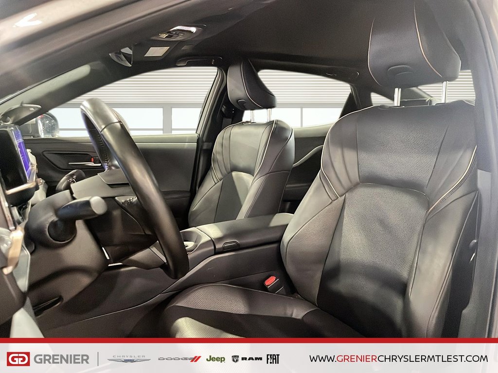 2023 Toyota CROWN XLE + HYBRIDE + TOIT DE VERRE PANO in Pointe-Aux-Trembles, Quebec - 8 - w1024h768px