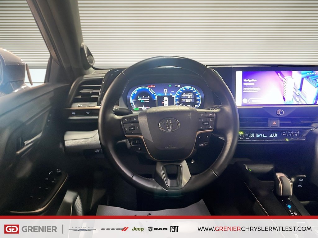2023 Toyota CROWN XLE + HYBRIDE + TOIT DE VERRE PANO in Pointe-Aux-Trembles, Quebec - 10 - w1024h768px