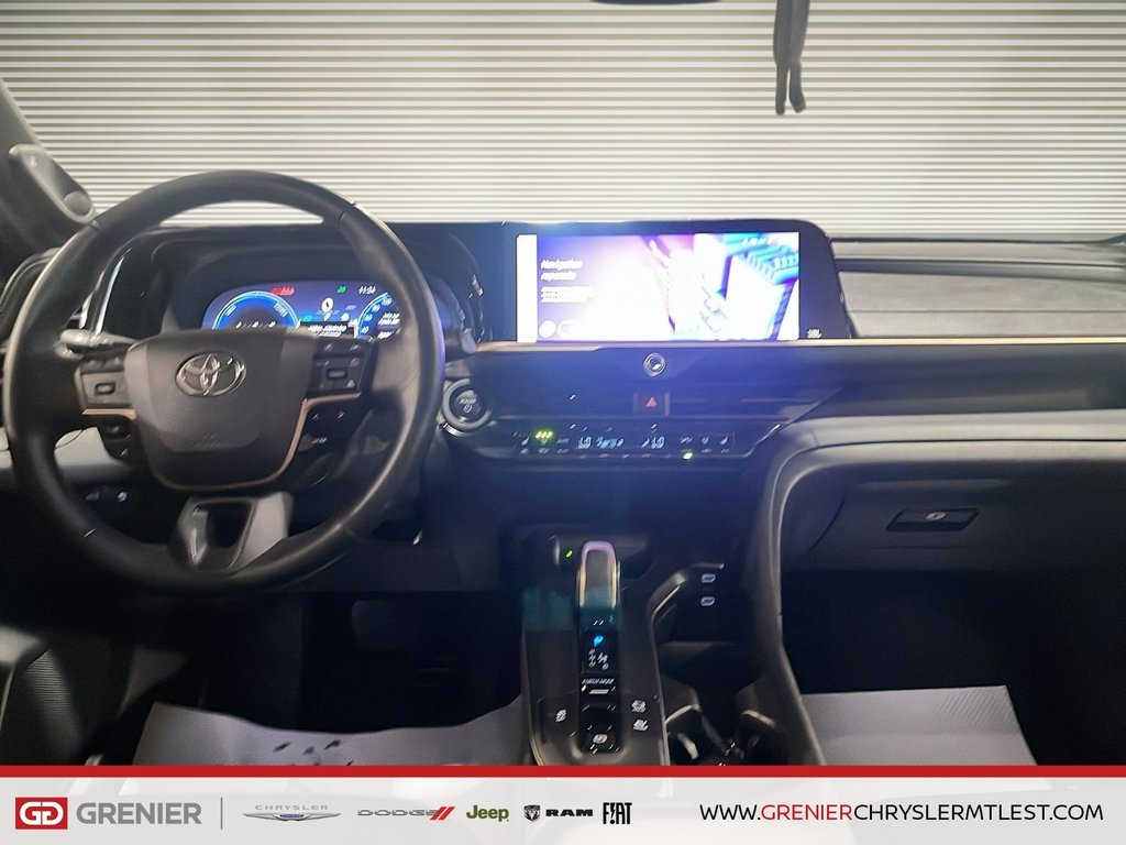 2023 Toyota CROWN XLE + HYBRIDE + TOIT DE VERRE PANO in Pointe-Aux-Trembles, Quebec - 9 - w1024h768px