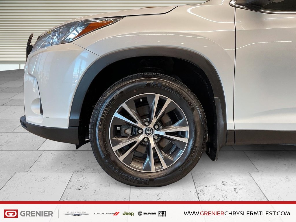 2019 Toyota Highlander LE + AWD + 8 PASSAGERS in Pointe-Aux-Trembles, Quebec - 8 - w1024h768px