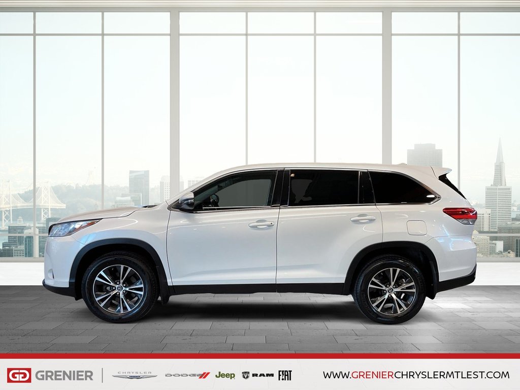 2019 Toyota Highlander LE + AWD + 8 PASSAGERS in Pointe-Aux-Trembles, Quebec - 7 - w1024h768px