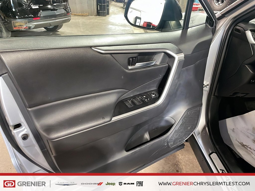Toyota RAV4 XSE HYBRIDE + AWD + TOIT OUVRANT 2021 à Pointe-Aux-Trembles, Québec - 9 - w1024h768px