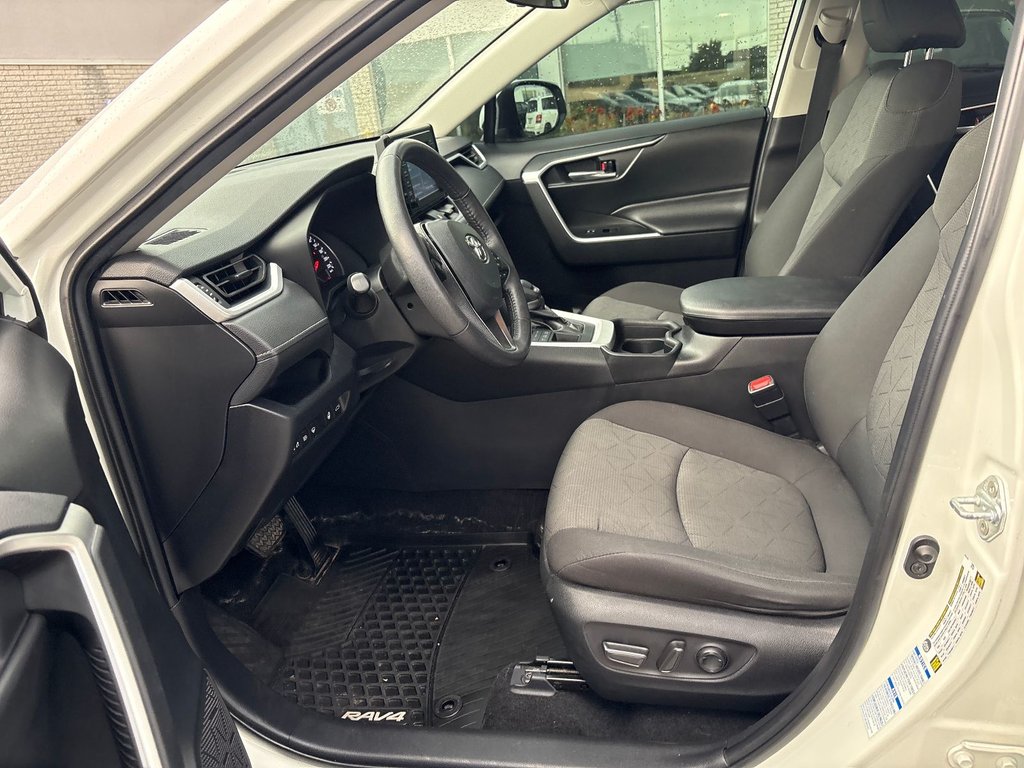 2021 Toyota RAV4 XLE in Pointe-Aux-Trembles, Quebec - 9 - w1024h768px