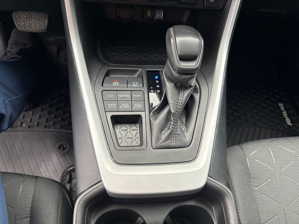 2021 Toyota RAV4 XLE in Pointe-Aux-Trembles, Quebec - 10 - w1024h768px