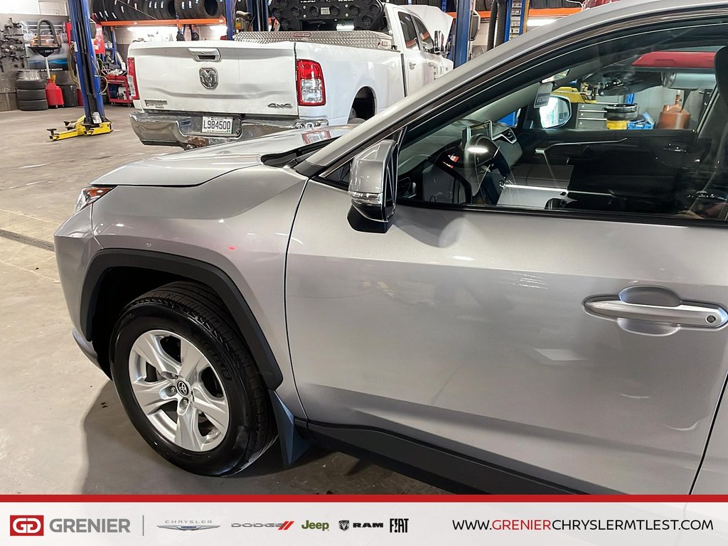 Toyota RAV4 LE + AWD + CARPLAY + GPS 2023 à Pointe-Aux-Trembles, Québec - 4 - w1024h768px