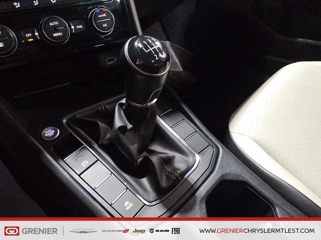 Volkswagen Jetta HIGHLINE + MANUELLE + TOIT OUVRANT 2019 à Pointe-Aux-Trembles, Québec - 11 - w1024h768px